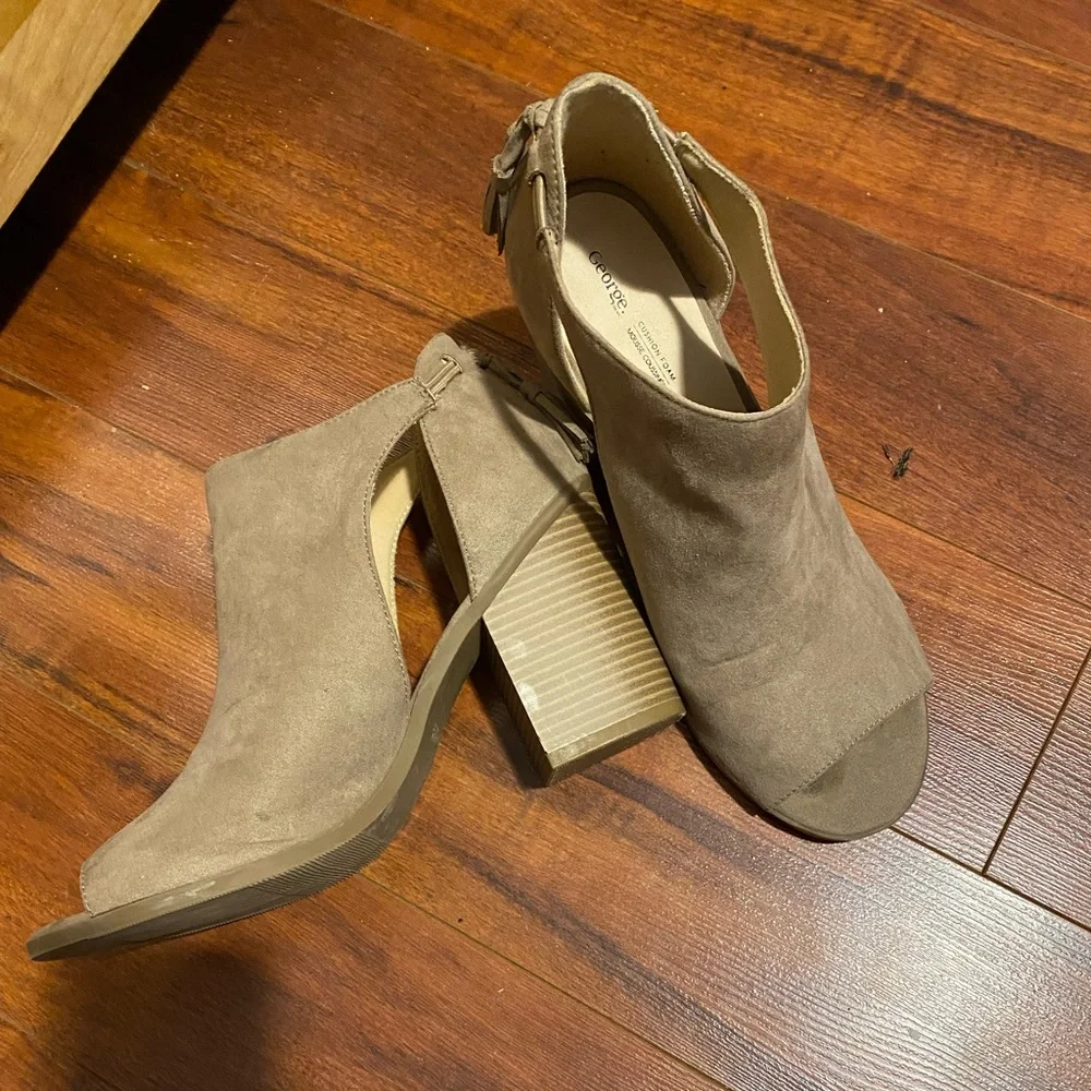 George heels - Picture 5 of 5